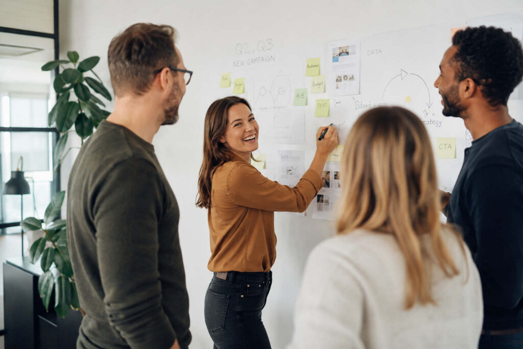 Equipe de travail qui réalisent un Brainstorming